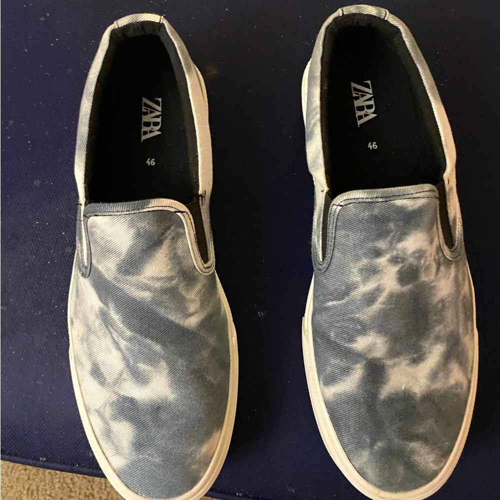 Zara slip-ons. For the beach, a backyard party or lunch at Patrick’s Roadhouse.